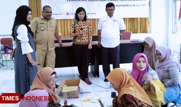 Warga di Gresik Dilatih Manfaatkan Limbah Minyak Goreng Jadi Sabun Cuci