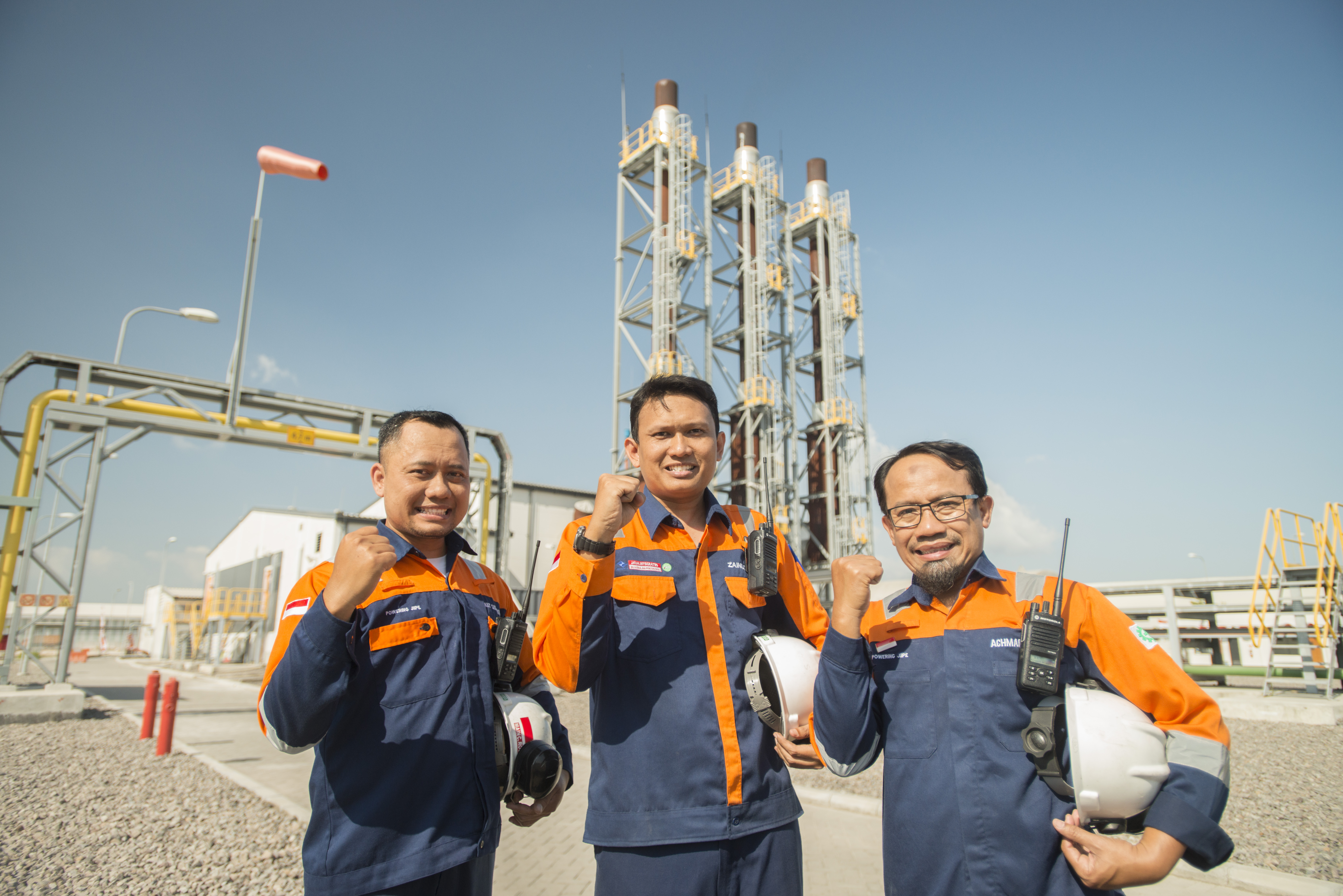 泗水工業區Gresik JIIPE Tuai噴灑消毒劑當地居民稱讚